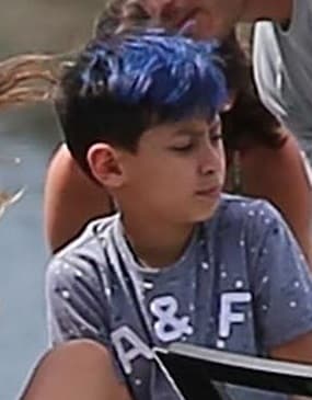 En esa entrevista, Jennifer comentó que Max es introvertido, más interesado en la tecnología y en la ciencia espacial que en posar para los fotógrafos. Sin embargo, gusta del deporte y de la música.