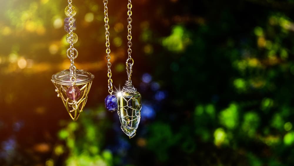 Apoyas el antebrazo en la mesa y dejas oscilar el péndulo mientras esperas pacientemente la respuesta. Debes estar muy atento "o atenta- de la más sutil percepción que experimentes. Por ejemplo: hormigueo en las yemas de los dedos, calor, humedad ¡tu mente identificará la señal! Sigue tu primera impresión aún cuando te parezca insólita o errada, deja que tu intuición te guíe.