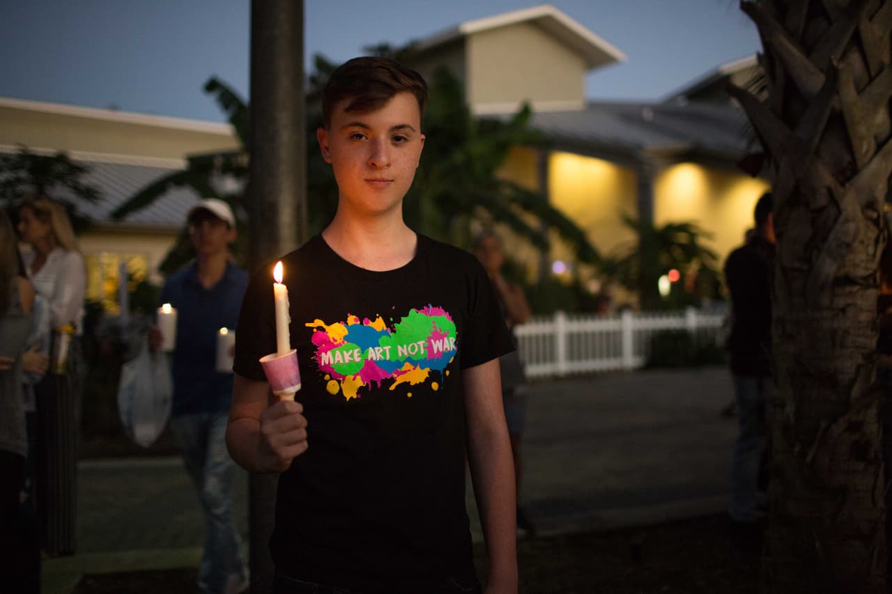 Ethan Kauffman, 15, decidió con sus compañeros del programa de drama a través de Snapchat llevar esta camiseta de la escuela a la vigilia. "Sentimos que el motto cuadraba con la situación", dijo, "algo tiene que cambiar, esta debería ser la última generación que conozca este dolor"