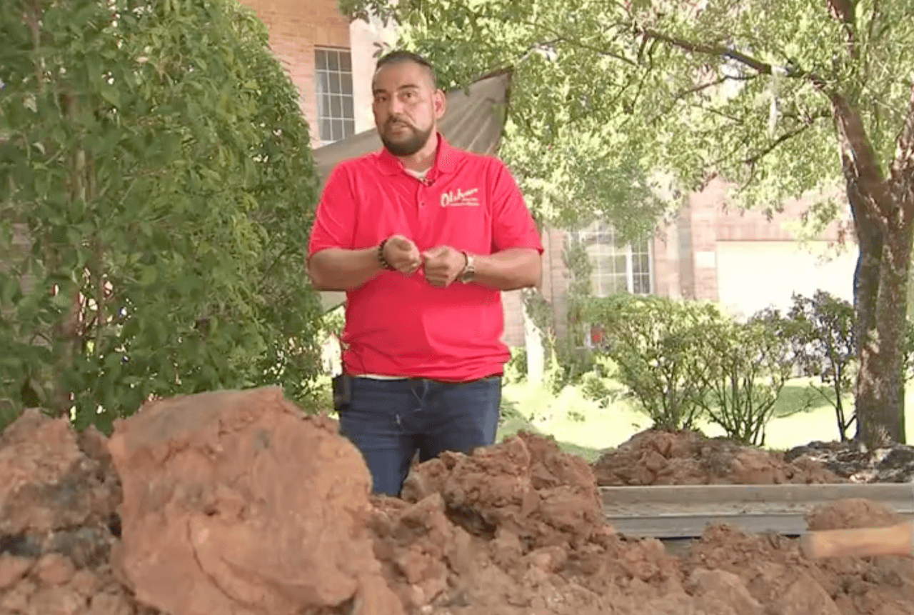 También se recomienda tener cuidado con los árboles cerca de su casa. Un árbol grande puede robarle a su cimiento hasta 150 galones de agua al día.