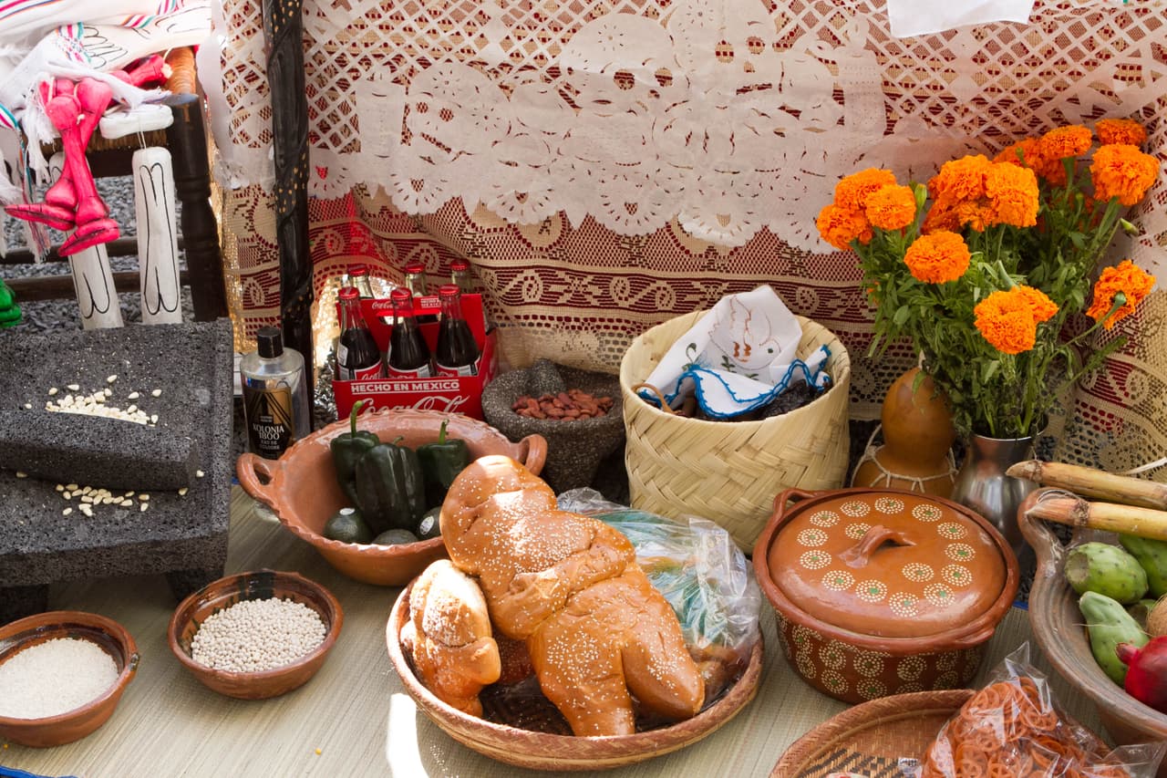 Altares, música, piñatas, papel picado, exhibición de autos antiguos, calaveras, pan de muerto y caritas y manitas pintadas hicieron parte del evento del 'Día de los Muertos' organizado en el Centro Cultural Mexico-Americano de Austin.