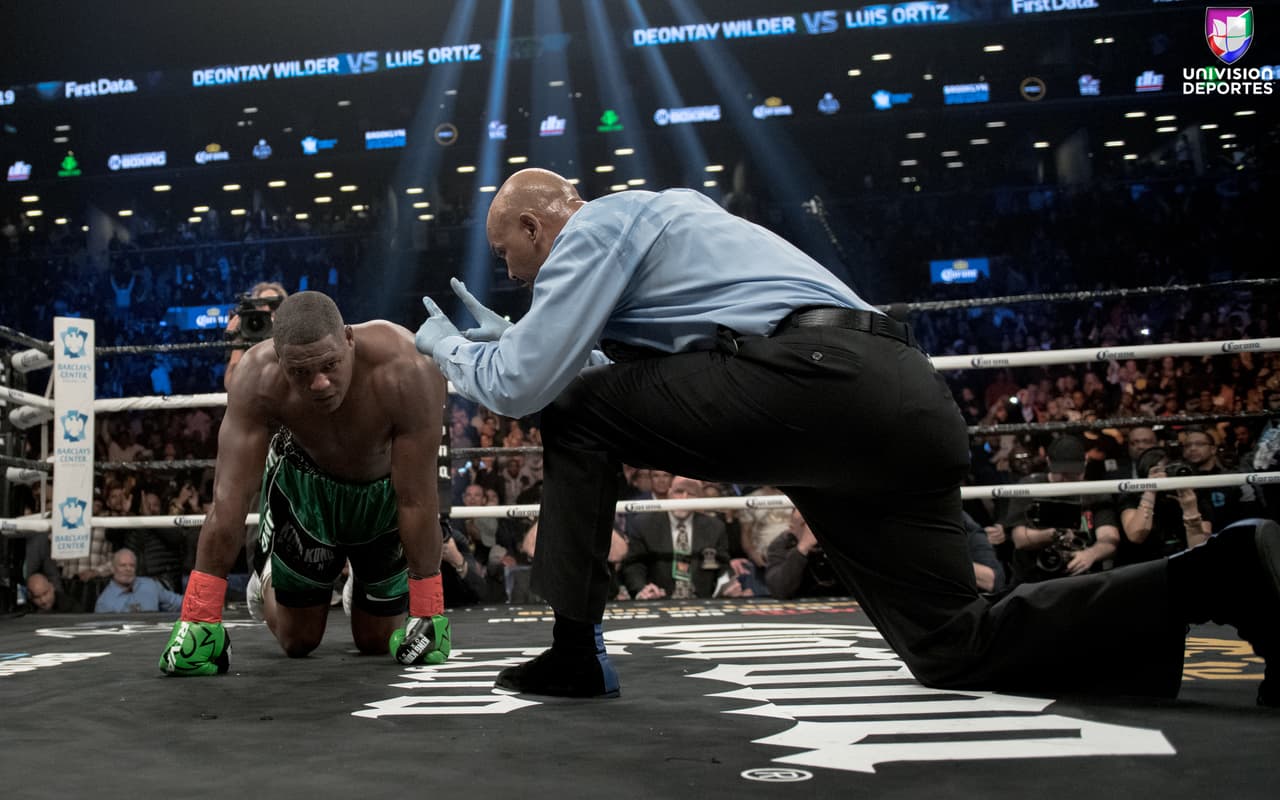 La pelea estelar en el Barclays Center de Brooklyn, una de las más esperadas en la categoría de los pesos completos, sobrepasó las expectativas de los aficionados. Luis Ortiz (28-1, 24 KOs) le complció la noche a Deontay Wilder (40-0, 39 KOs), pero el campeón sacó a relucir en el décimo round el poder que tiene en los nudillos para mandar al cubano a la lona en dos ocasiones y sellar la victoria.