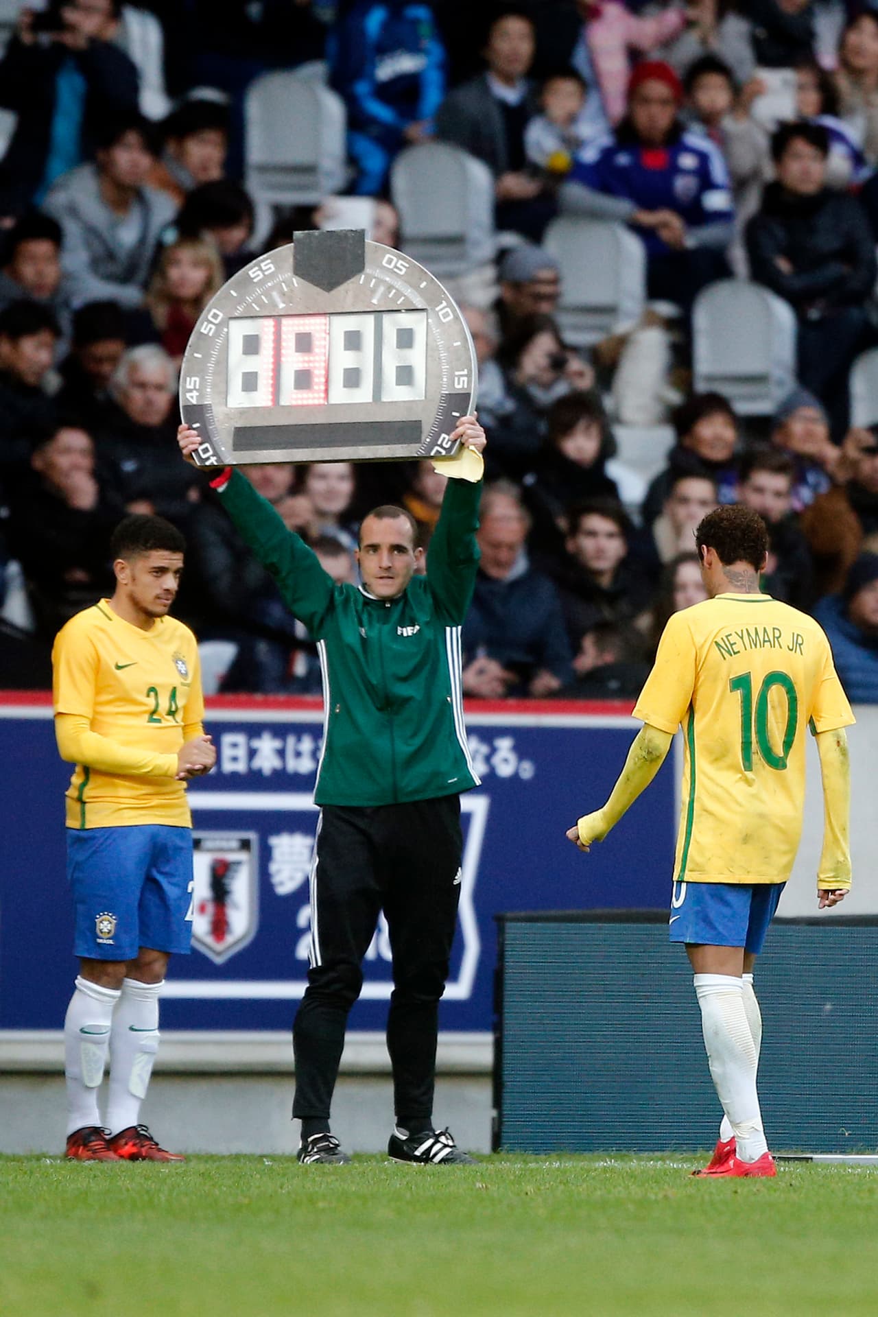 El show terminó para Neymar al minuto 71 cuando salió por Douglas Costa, al tiempo que entraba Taison por Willian.