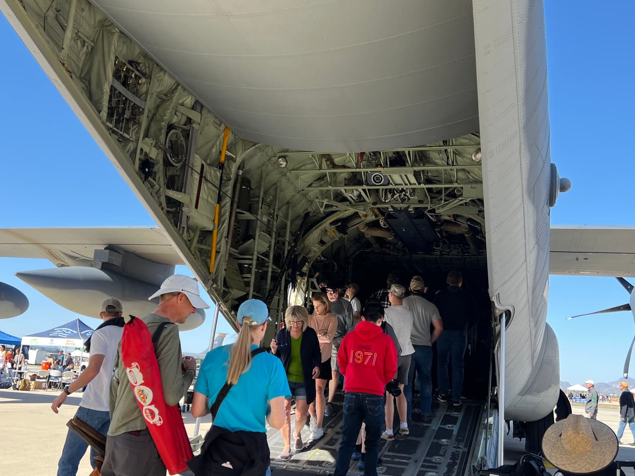 Los asistentes pudieron entrar a los aviones y conocer cómo trabajan en momentos de guerra.