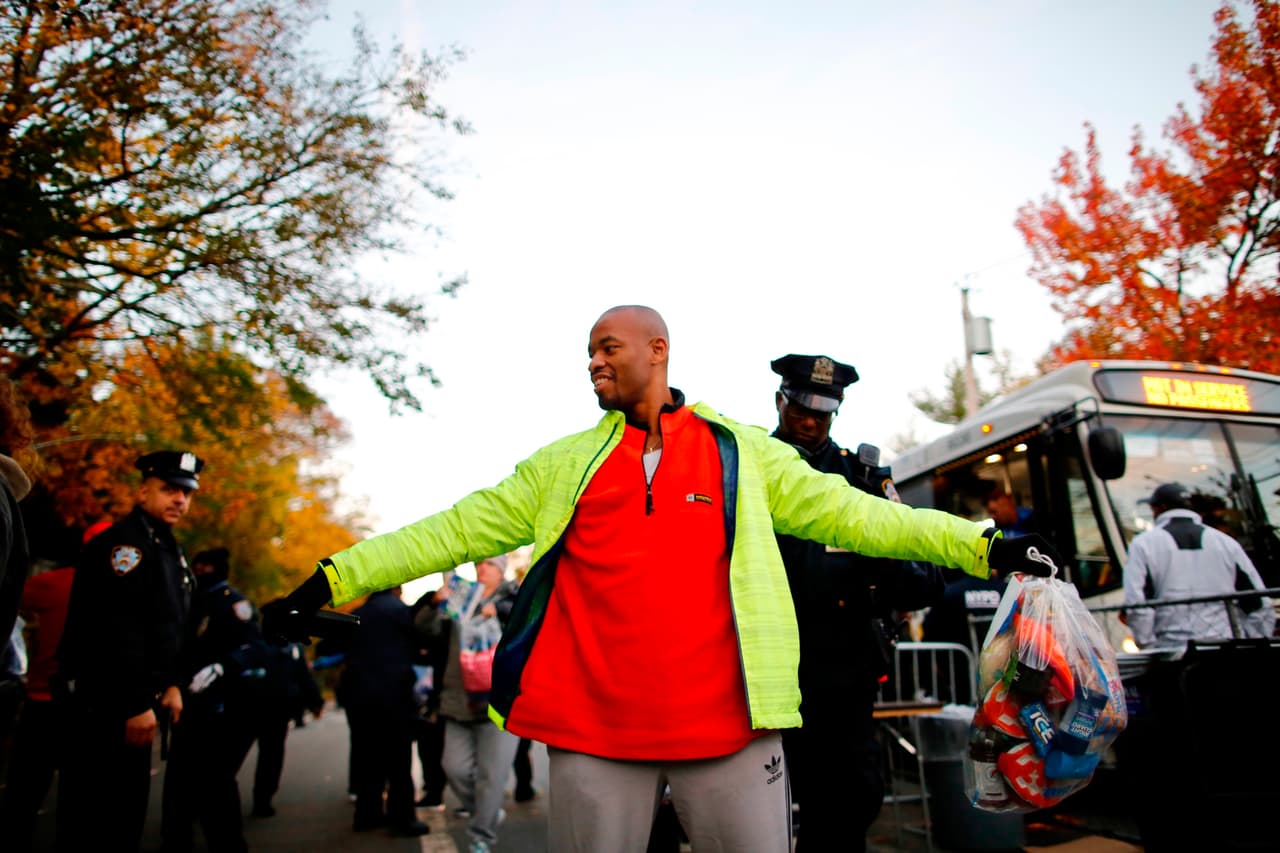 Incluso, los propios atletas fueron revisados con mucho rigor para establecer seguridad en la zona de la carrera.