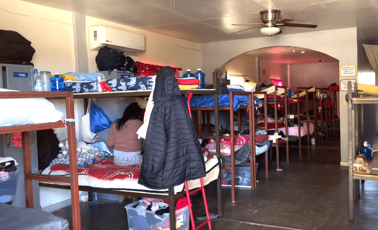 En este cuardo se congregan unas 60 mujeres cada noche, durante el día pueden caminar por el albergue y participar de diferentes actividades.