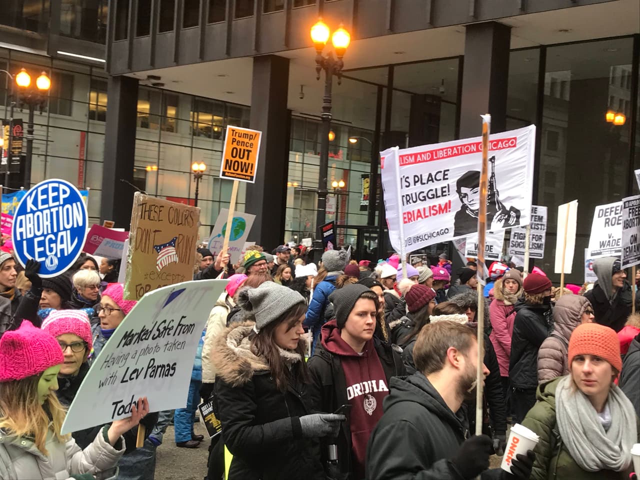 Activistas pidieron el fin de la violencia armada, a tener derechos reproductivos y piden fin a la injustica racial, la separacion de familias inmigrantes y y están presionando por el cambio climático.