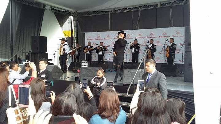 Decenas de personas se congregaron en conocido centro comercial del Estado de México para conocer a Christian Nodal.