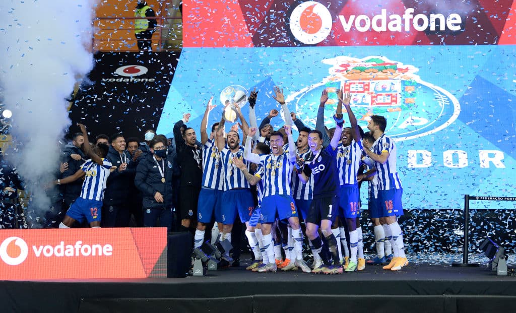 ¡Así festejó el Porto de Tecatito el triplete de Portugal! | Las espectaculares postales de la celebración de la vigesimosegunda Supercopa de los Dragones.