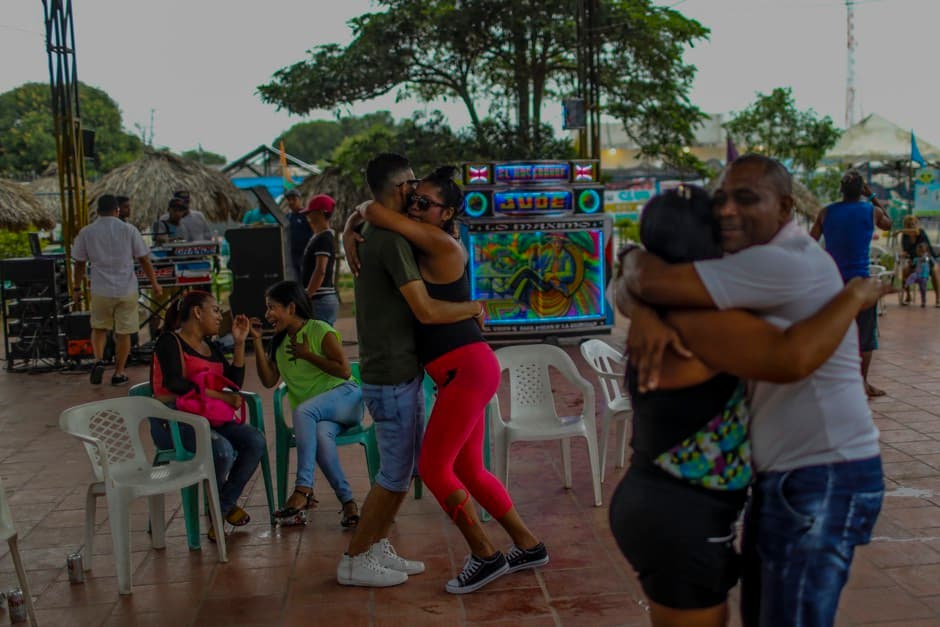 La gente baila en el picó en Malambo, Colombia.
<i> </i>