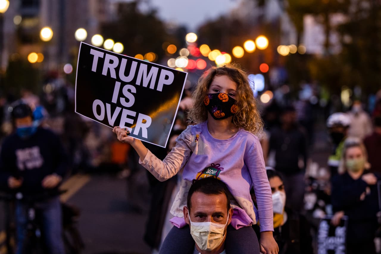 Manifestantes afuera de la Casa Blanca el viernes 6 de noviembre de 2020.