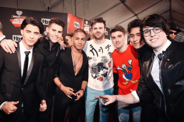 CNCO y The Chainsmokers coincidieron en la alfombra de los iHeart Radio y la foto fue un 'must'. Los chicos son fans de ellos y de Ed Sheeran, Chris Brown, entre otros.