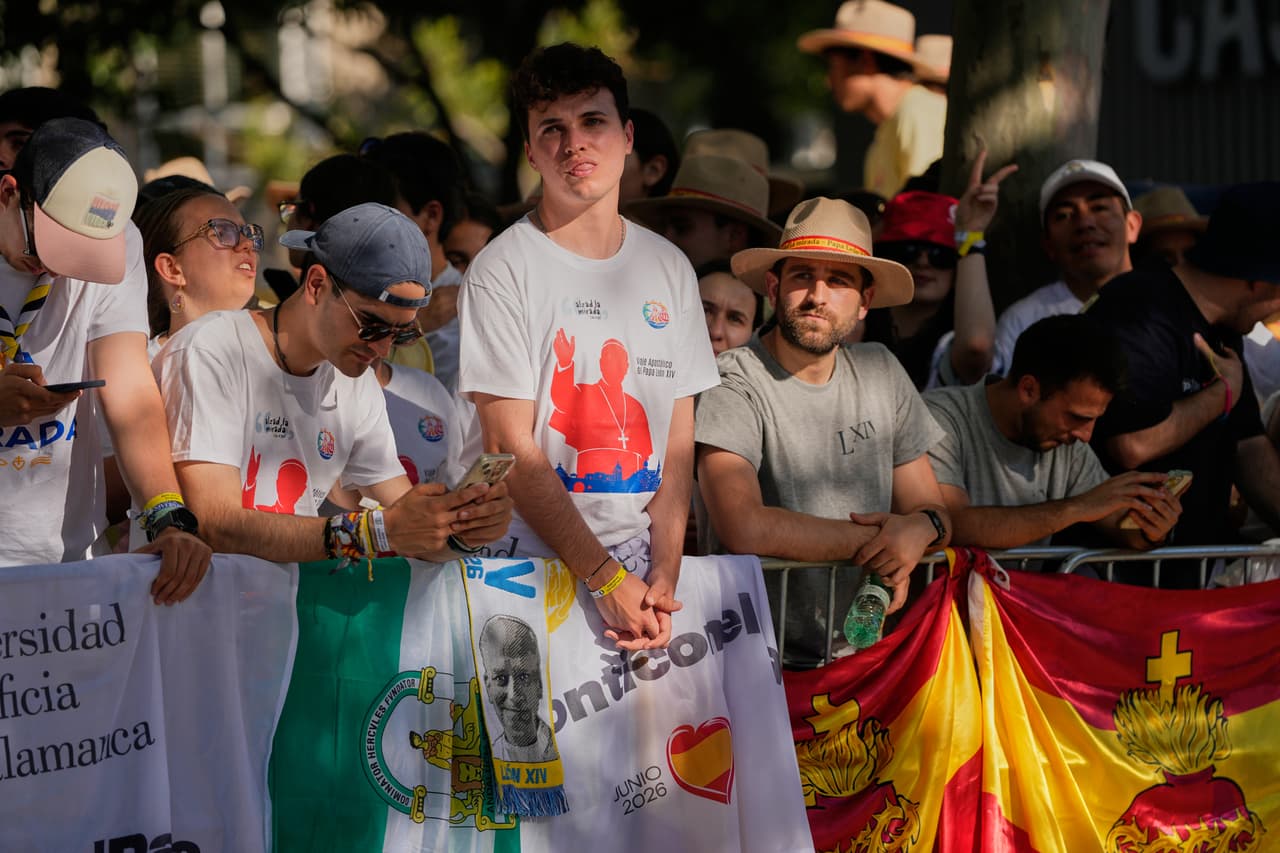 Personas esperan la llegada del Papa León XIV durante una vigilia de oración con jóvenes en la Plaza de Lima de Madrid.