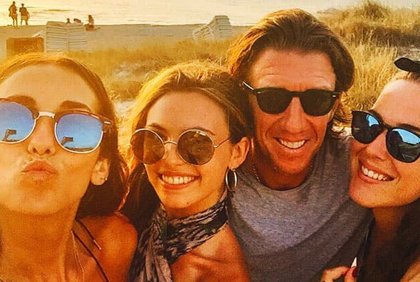 Colate posó hace unos días con estas bellezas en su Instagram.