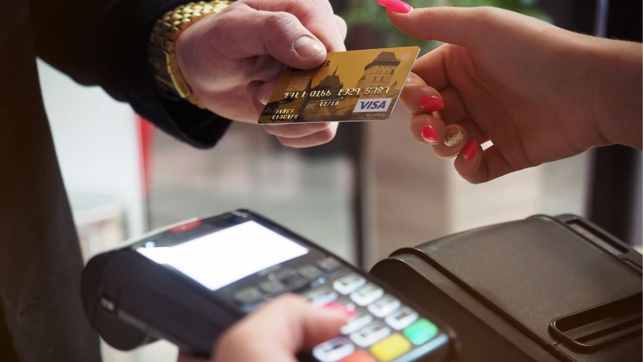 <b>La transferencia de saldo: </b>Si tiene un crédito entre bueno y excelente, por lo general, un puntaje FICO de 670 o más, y puede pagar su deuda de manera factible dentro de un año, una tarjeta de crédito de transferencia de saldo es una excelente opción. Las tarjetas de transferencia de saldo pueden ahorrarle dinero en cargos por intereses al permitirle transferir el saldo de una tarjeta con una tasa de interés alta a una tarjeta con 0% de interés.