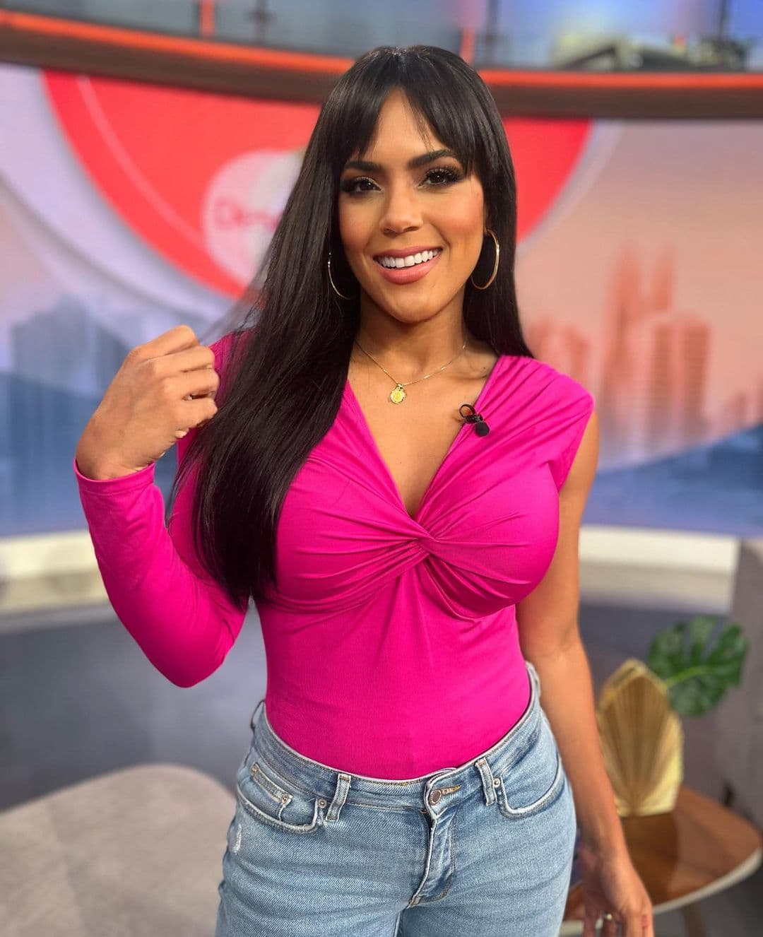 Sin embargo, también apareció públicamente en más de una ocasión con el pelo completamente alisado. Aquí la vemos con fleco.
<br>