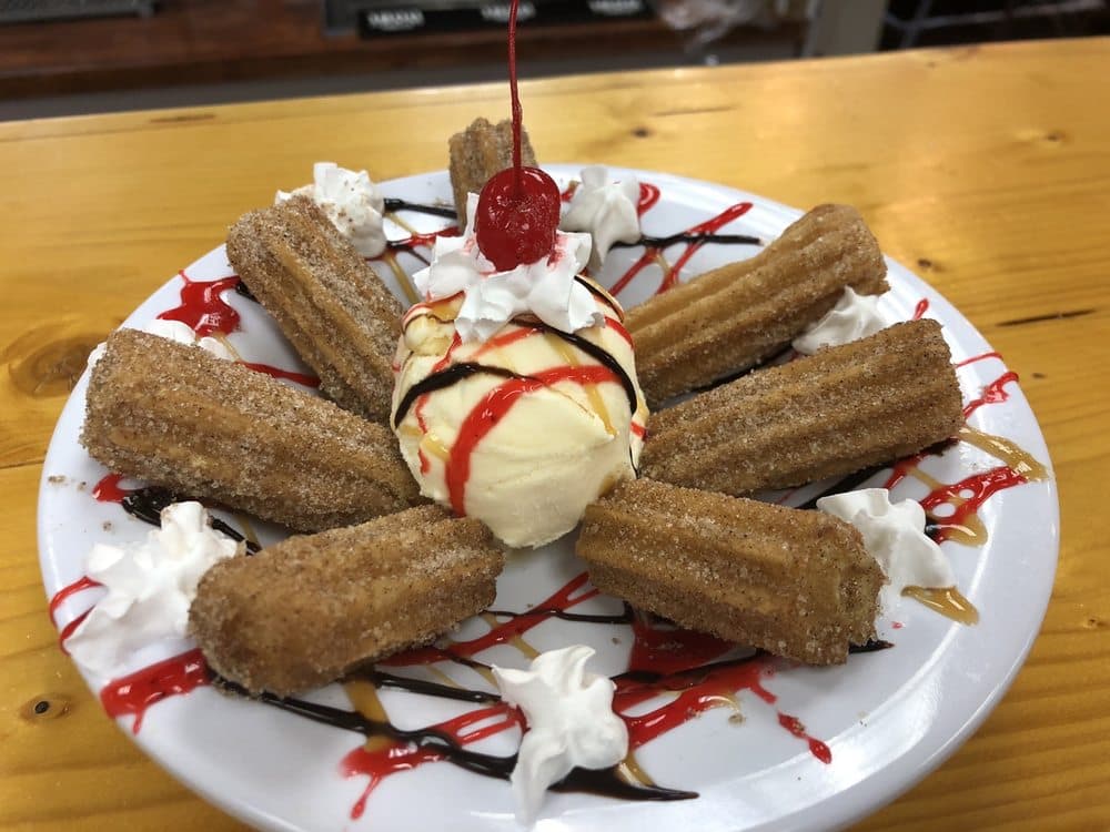 <b>Casa Cubana </b>
<br>
<b>Dirección</b>: 10901 Forest Pines Dr. Raleigh, NC
<br>
<b>Teléfono</b>: (919) 435-8556
<br>
<b>Sitio web</b>:
<a href="https://www.casacubanarestaurants.com/">https://www.casacubanarestaurants.com/</a>
<br>
<b><a href="https://www.yelp.com/map/casa-cubana-raleigh">Cómo llegar</a></b>
<br>
<br>En su página web indican que ofrecen platillos como “ropa vieja (carne deshebrada, el plato nacional de Cuba), vaca frita (carne frita), lechón asado (cerdo asado) y congrí (frijoles negros y arroz). También se ofrece pan cubano, café y tamales cubanos”.