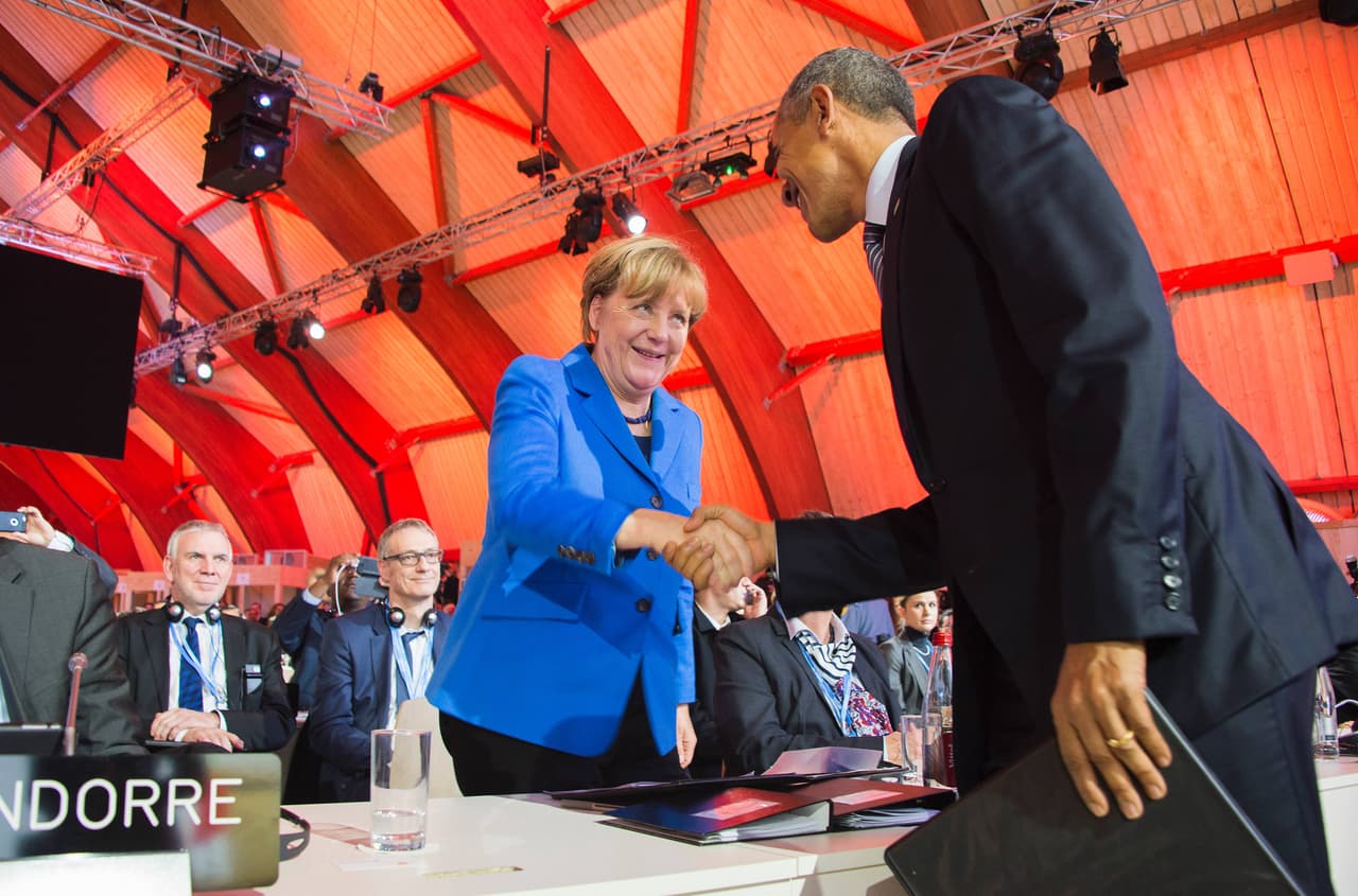 El apretón de manos en la ceremonia de apertura de la conferencia mundial sobre el cambio climático, en París, Francia, 2015.