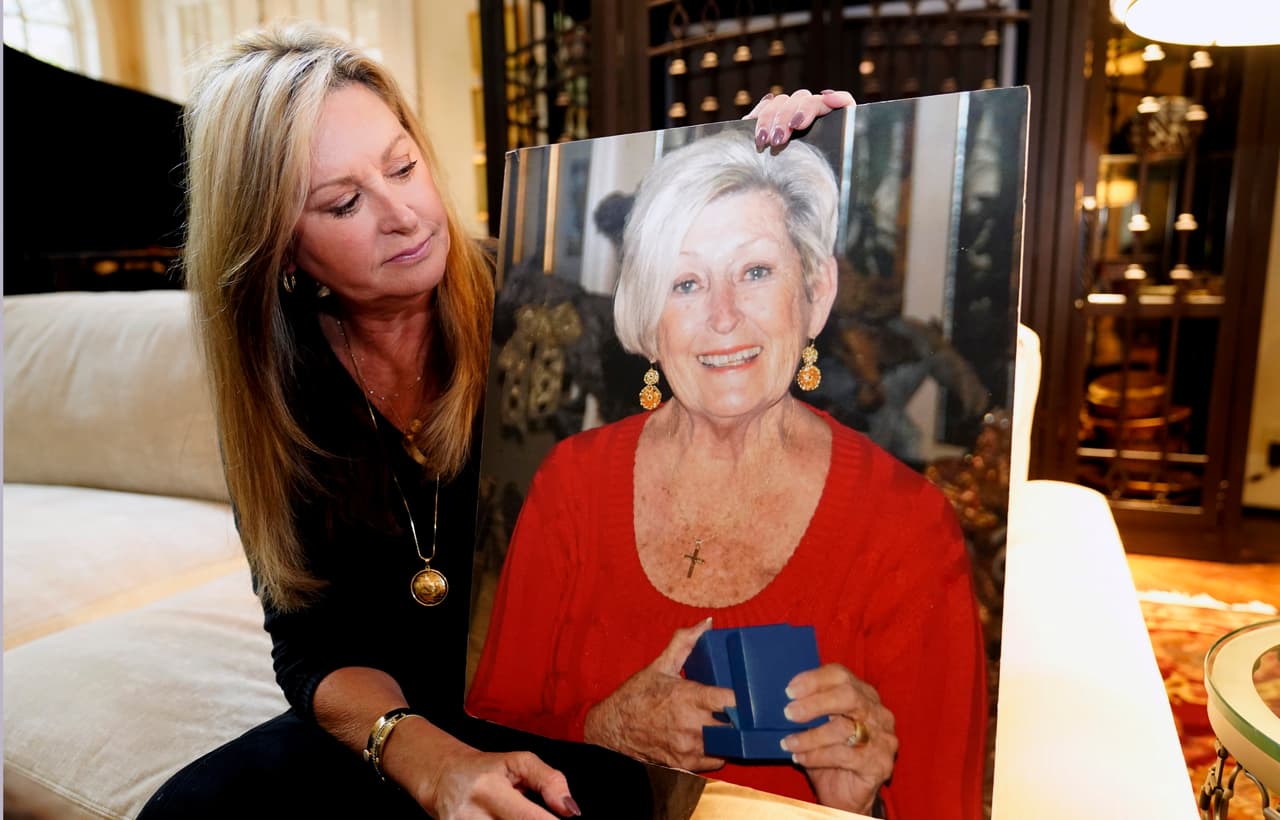 M.J. Jennings posa con el retrato de su madre Leah Corken en su casa en Dallas en 2021. Ella es una de las víctimas de Chemirmir.