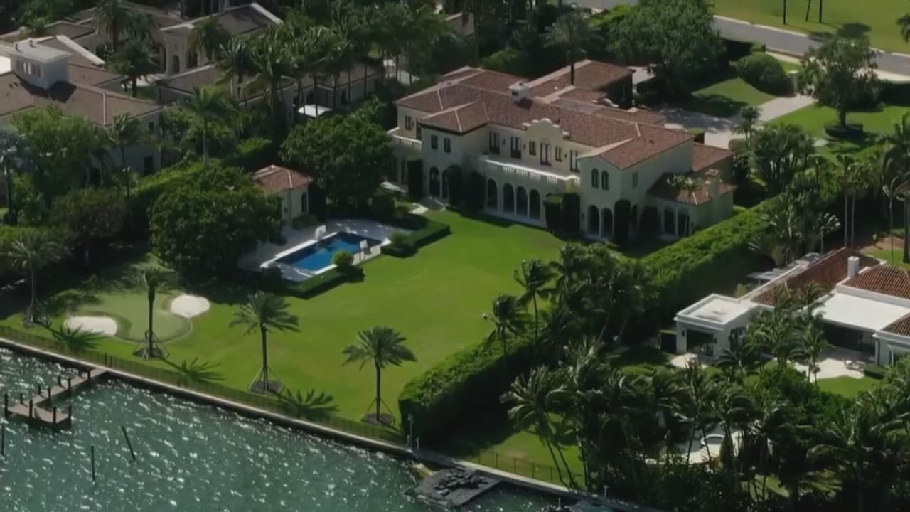 El fundador de Amazon, Jeff Bezos, compró una tercera propiedad en el llamado
<b> "Bunker de los Millonarios", la isla de Indian Creek, </b>cerca a Miami Beach. De acuerdo con reportes de Bloomberg, la mansión tuvo un precio de 90 millones de dólares.