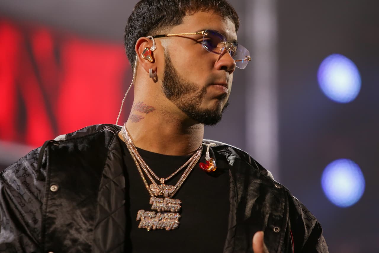 Los ensayos de Premios Juventud van en su segundo día y, como era de esperarse, el Wastco Center fue el escenario de un verdadero desfile de estilo urbano. Anuel AA, nominado este año en seis categorías, llegó a sede del evento para preparar la que será su primera vez en PJ.