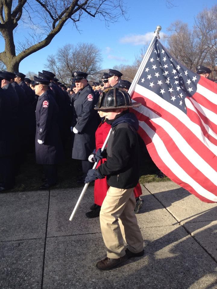 Miles de bomberos y conocidos dieron el último adiós al bombero Daniel Capuano quien falleció en el cumplimiento de su oficio mientras apagaba un incendio al sur de Chicago.