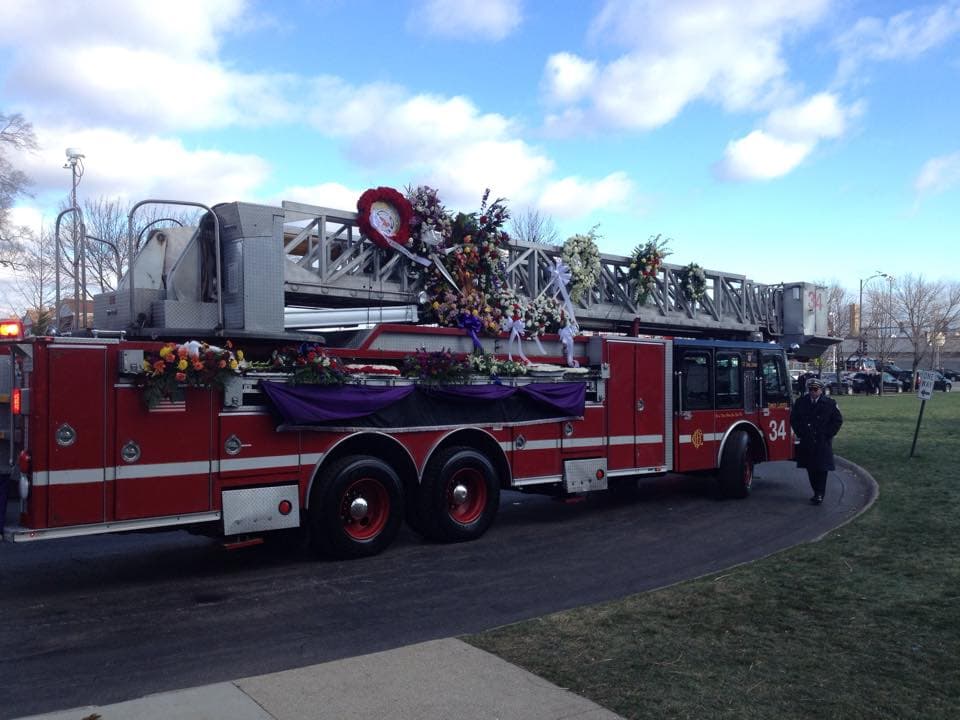 Miles de bomberos y conocidos dieron el último adiós al bombero Daniel Capuano quien falleció en el cumplimiento de su oficio mientras apagaba un incendio al sur de Chicago.