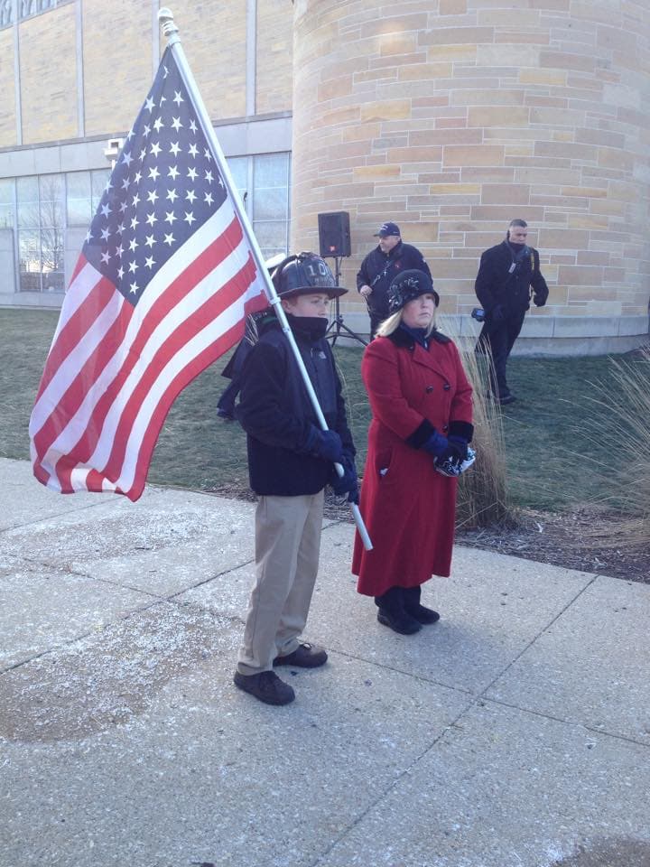Miles de bomberos y conocidos dieron el último adiós al bombero Daniel Capuano quien falleció en el cumplimiento de su oficio mientras apagaba un incendio al sur de Chicago.