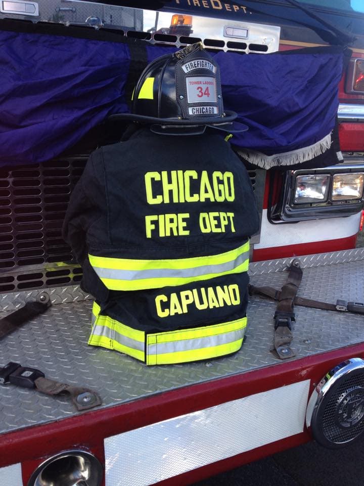 Miles de bomberos y conocidos dieron el último adiós al bombero Daniel Capuano quien falleció en el cumplimiento de su oficio mientras apagaba un incendio al sur de Chicago.