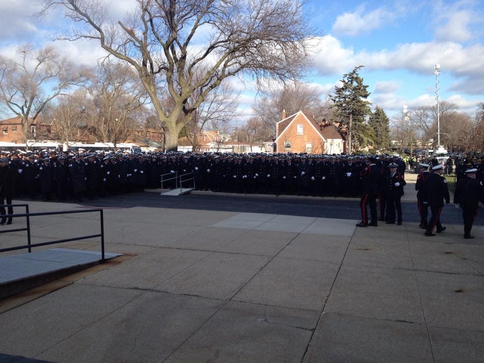 Miles de bomberos y conocidos dieron el último adiós al bombero Daniel Capuano quien falleció en el cumplimiento de su oficio mientras apagaba un incendio al sur de Chicago.