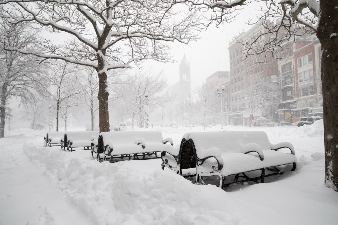 Una calle cubierta de nieve en Boston, Massachusetts. Casi 10,000 hogares de Nueva York, Nueva Jersey y Connecticut amanecieron sin electricidad el jueves por la mañana. Se calcula que la primera tormenta invernal de la temporada está afectando a más de 60 millones de personas.