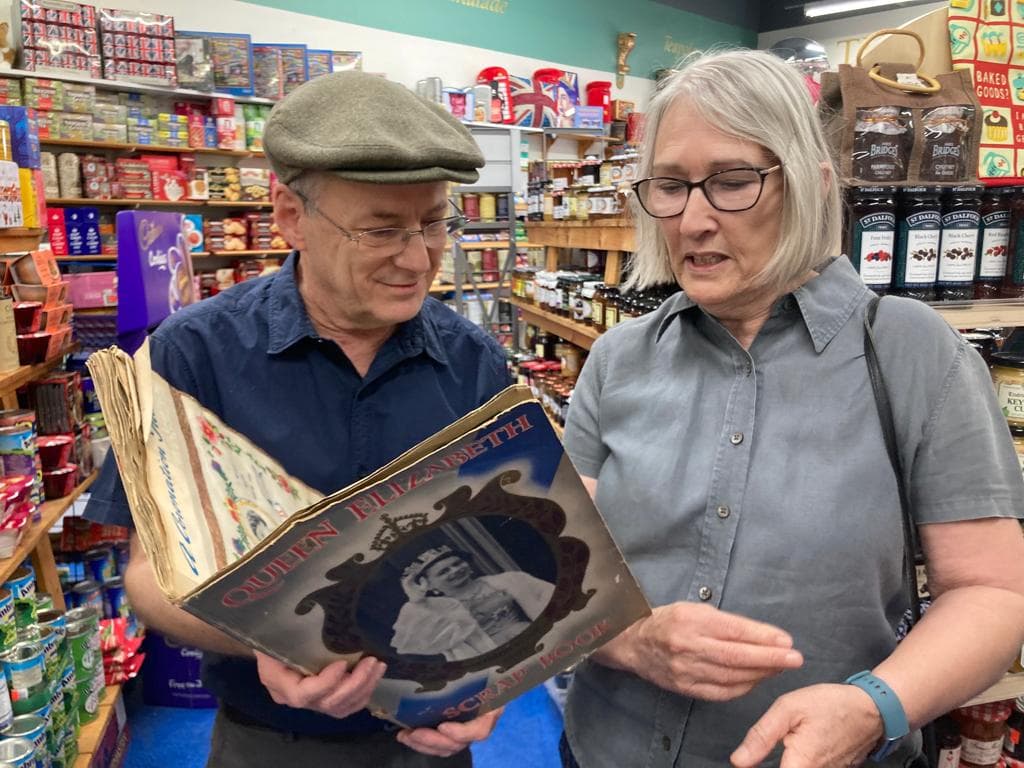 En la tienda estaban seguidores de la reina Isabel II, como esta mujer que tiene un libro donde ha colocado recortes, fotografías e información de la monarca desde que asumió el trono.