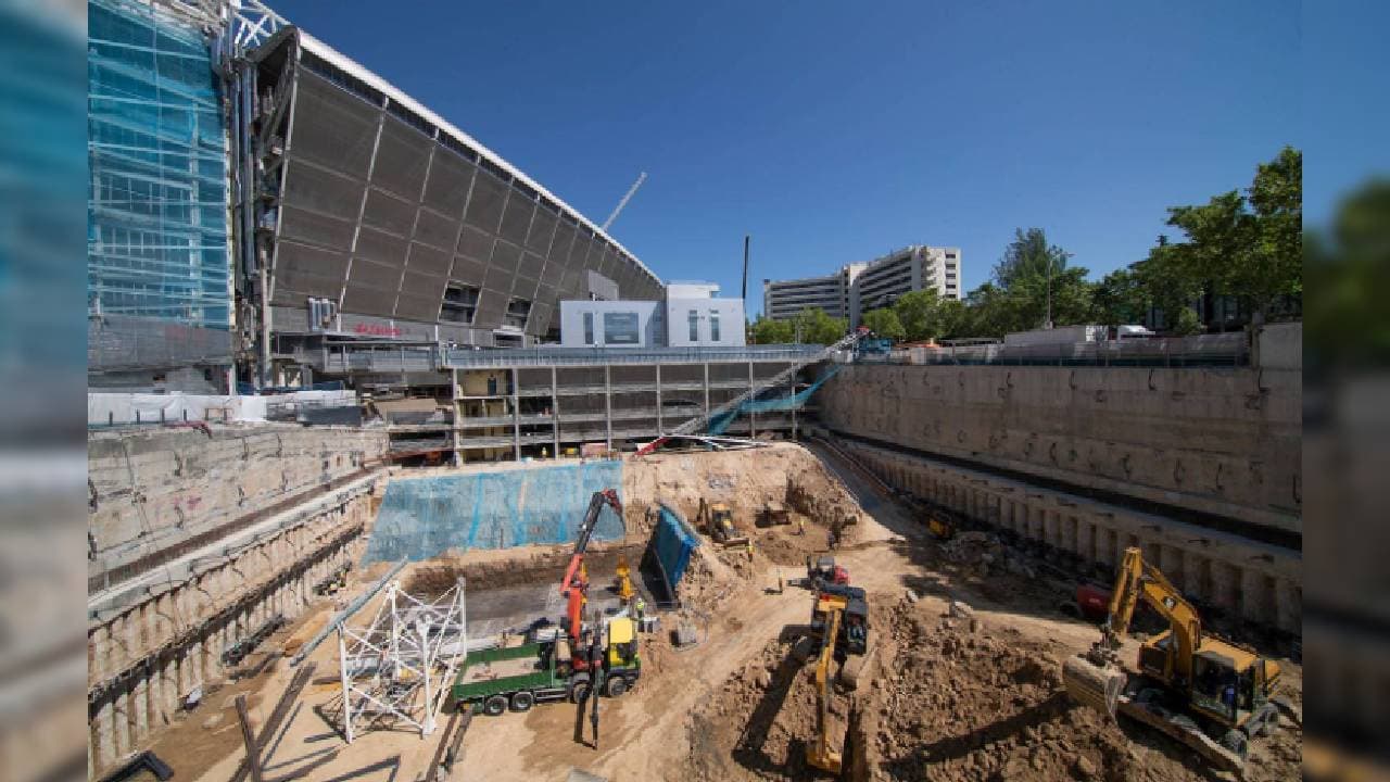 La obras en el Santiago Bernabéu continúan sin descanso durante la cuarentena. Destaca el desmontaje de la cubierta del estadio. En el fondo norte se ha desmontado toda la estructura metálica y se está desmontando sector a sector la cubierta rígida de la que ya prácticamente no queda nada.