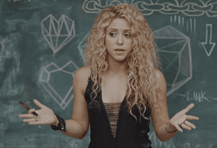 Con dibujos y un pizarrón, explicó su idea a los desarrolladores.