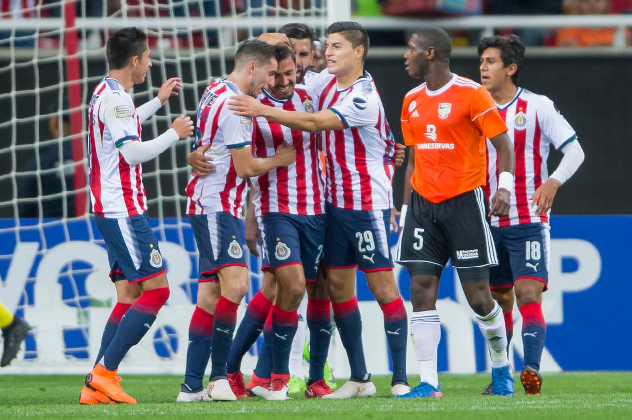 De cabeza, al minuto 45, Oswaldo Alanis se enrcagó de poner el 1-0 a favor de Chivas.