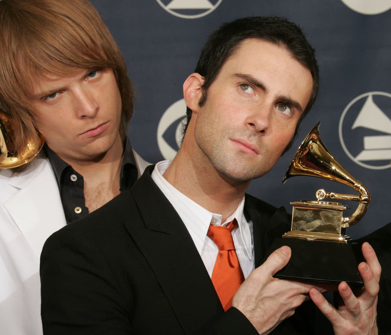 "Escuchando" a su Grammy en 2004. ¡Qué chiquito se veía!