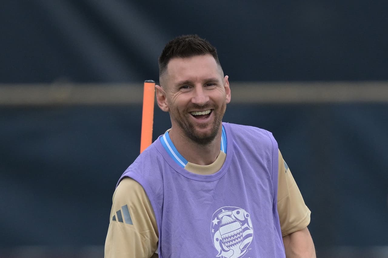 ¡Messi se pone 'guapo'! La 'Pulga' regala audífonos sus compañeros