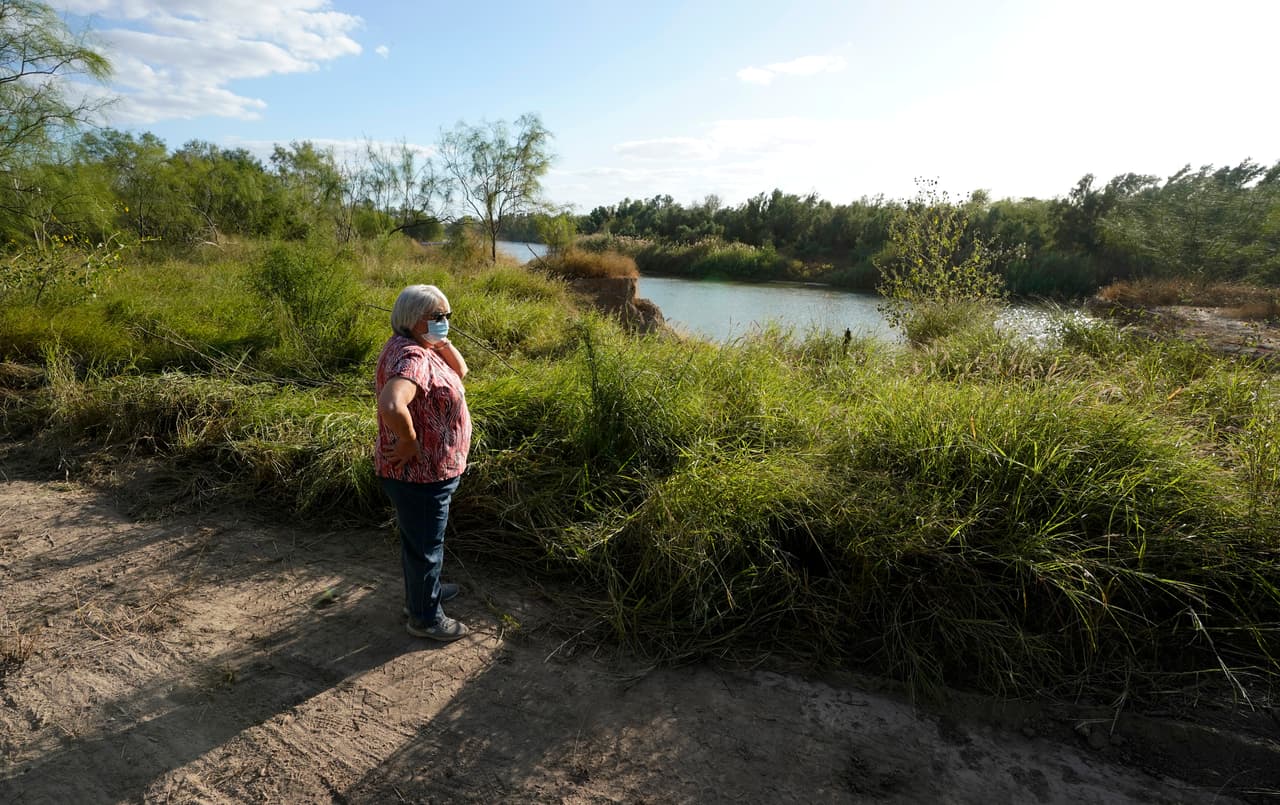 Pamela Rivas, residente de Los Ébanos, observa el río Bravo desde su propiedad en el condado de Hidalgo (Texas) que está en litigio por la construcción del muro fronterizo.