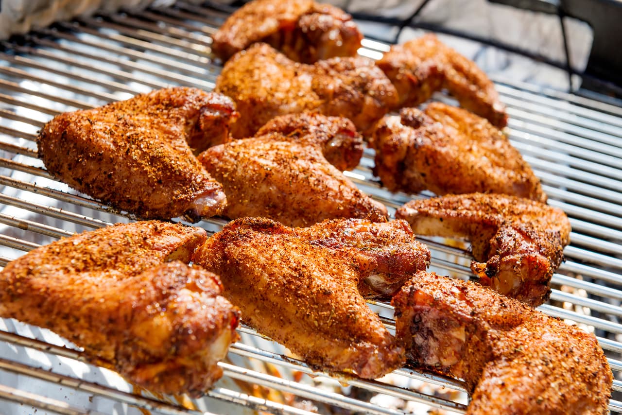 <b>Puesto 10. Carne de aves</b>
<br>
<br>Emisión de gases de efecto invernadero para producir un kilogramo de producto: 9.9 kilogramos de CO2.
<br>
<br>Tierra necesaria para producir un kilogramo de producto: 12.2 metros cuadrados.
<br>
<br>Agua dulce necesaria para producir un kilogramo de producto: 660.0 litros.
<br>