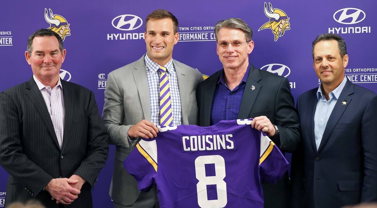Kirk Cousins fue presentado como el quarterback titular de los Vikings.