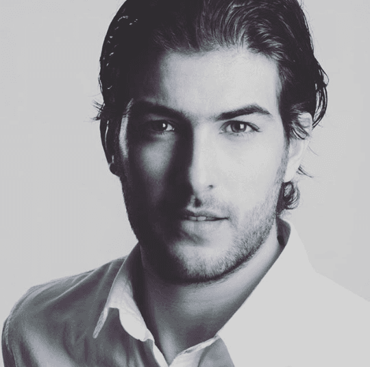 Inició su carrera artística en 2010, su debút como actor fue en la puesta en escena 'Todo sobre mi madre'.