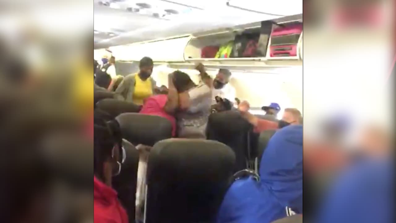 Se desata una feroz pelea de dos mujeres en vuelo de American Airlines porque una se negaba a usar mascarilla