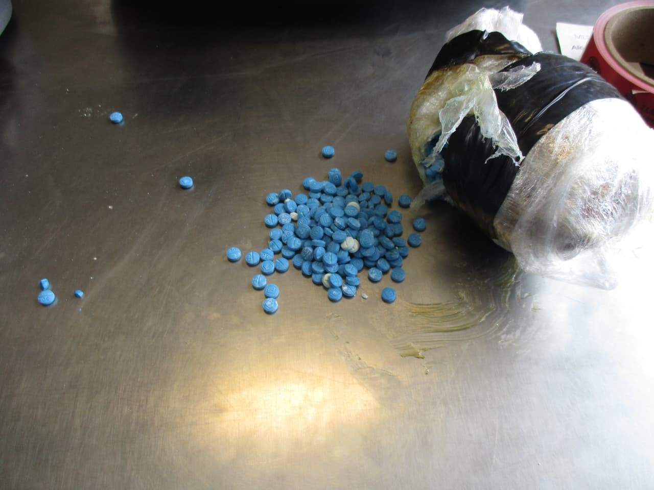 Decomisan la mayor cantidad de pastillas de fentanilo en la frontera y las tenía un joven de 19 años