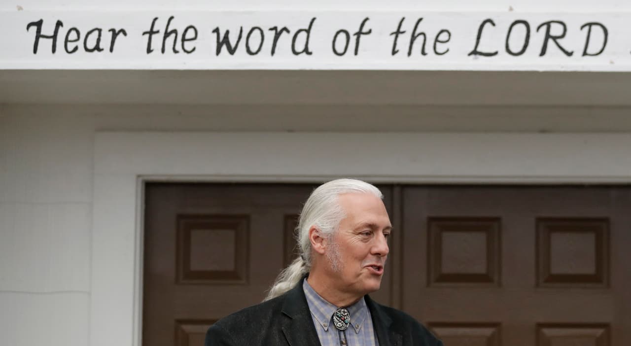 El pastor asociado Mark Collins explicó a los medios que un grupo trabajó día y noche para reacondicionar a la iglesia y transformarla en un monumento a las víctimas.