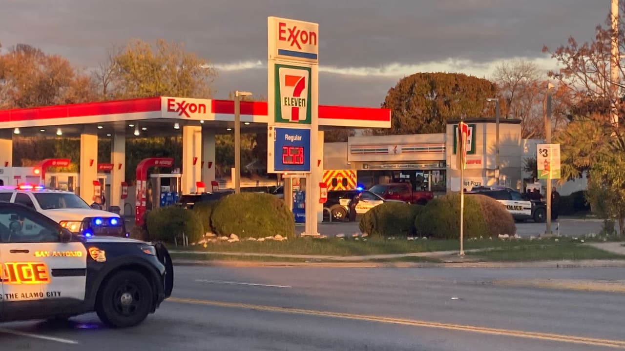 Al llegar, autoridades hallaron al hombre aparentemente inconsciente, con un arma en la mano y con el vehículo encendido.