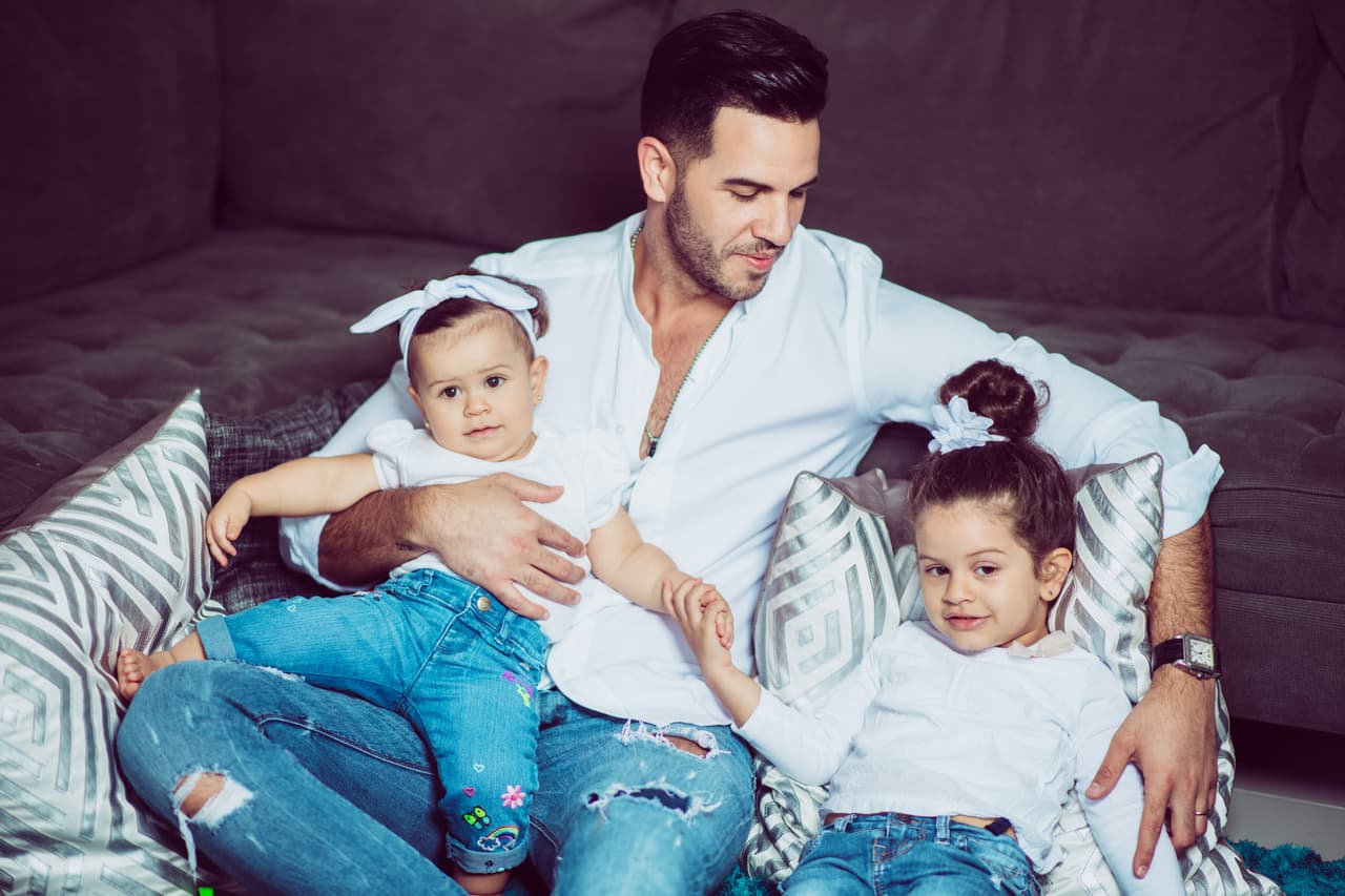 Posando con los dos grandes amores de su vida.