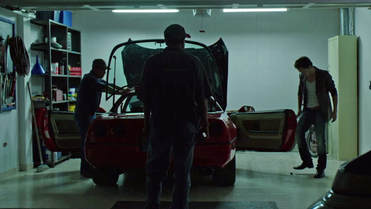 ‘El Chapo’ orders to search all houses and places they’ve been to so they can find out whether they’d been bugged, or had their phones tapped. Upon inspecting ‘El Quino’s car, they found a microphone hidden on the pilot’s door pocket.