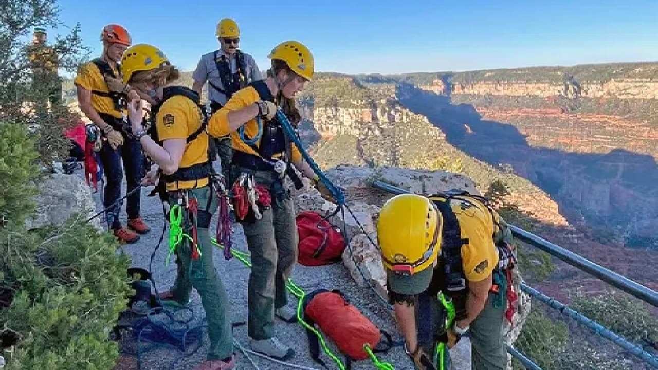 Rescatan a niño de 13 años que cayó por un borde en el Gran Cañón