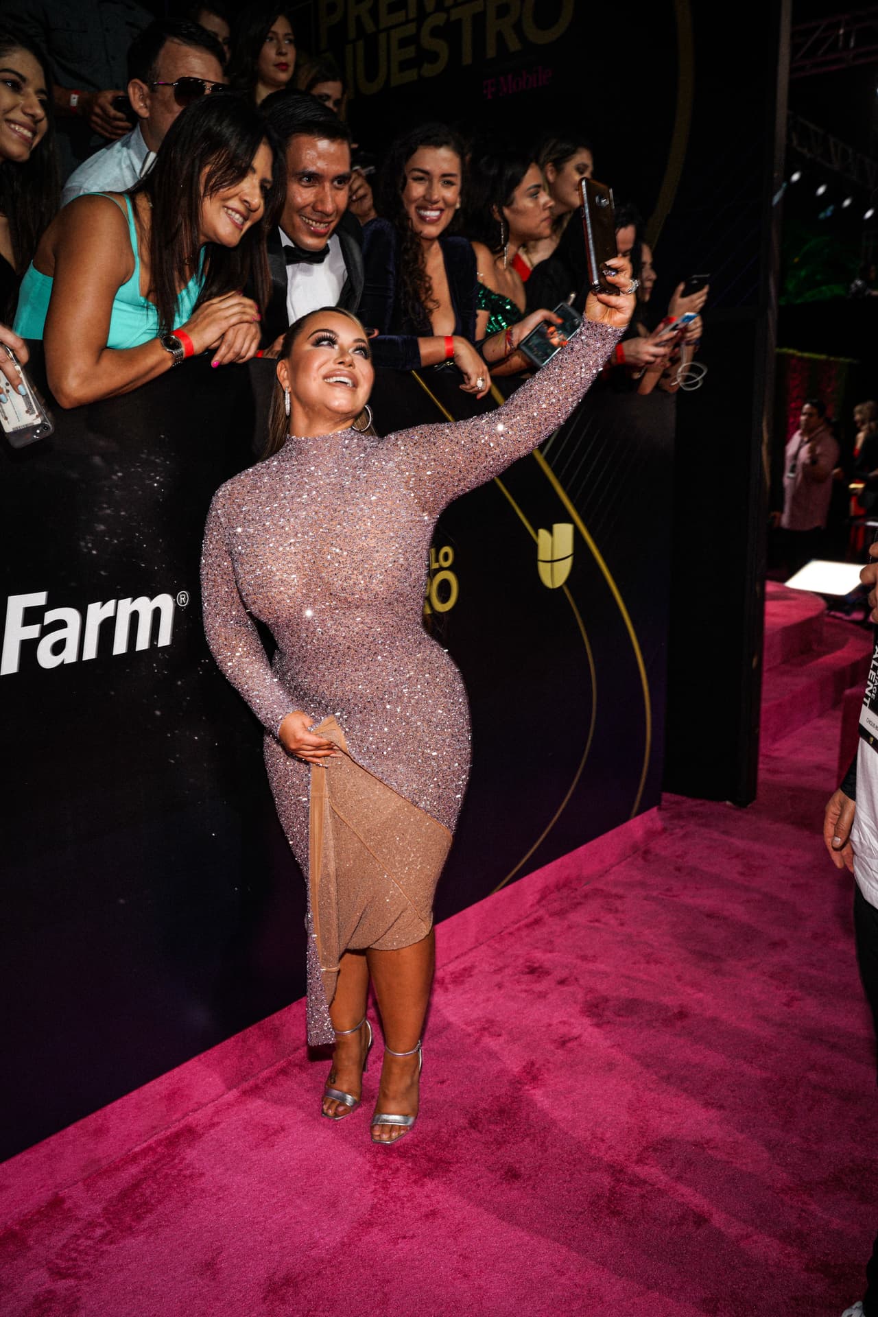 Chiquis Rivera utilizó un vestido de Yousef Al Jasmi, sus aros de diamante son de Kyle Chan Design, los anillos de Archis & Showroom y los zapatos fueron de Saint Laurent.