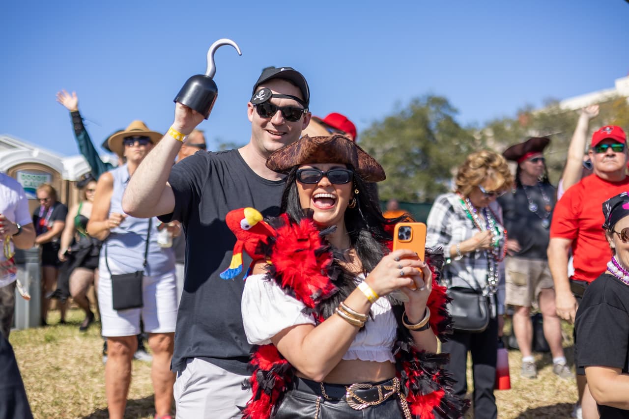 Los espectadores se disfrazaron de piratas para unirse al espíritu de aquella batalla entre José Gaspar “Gasparilla” y la Armada de EE.UU.